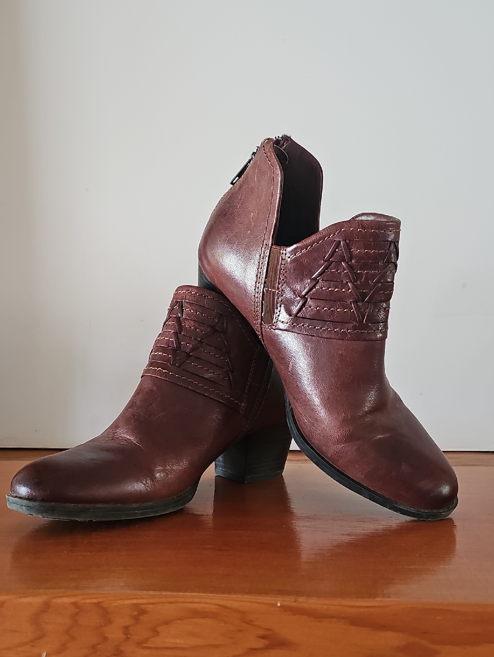 EARTH Size 8 Chestnut Brown Leather Ankle Boots with Decorative Stitching